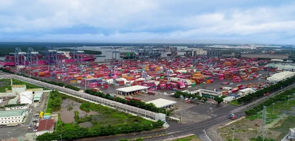 越南胡志明港吉莱港区码头，停止处理转运箱和转运货物