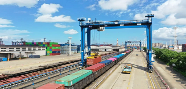 宁波舟山港超100万箱,较去年提前19天实现超“百万箱”。