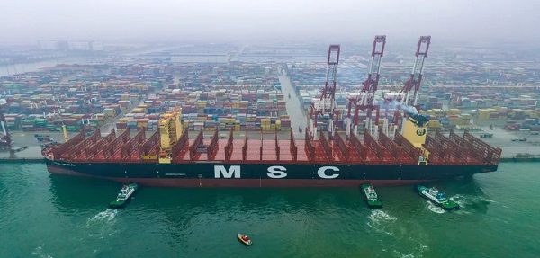 全球最大的超大型集装箱船“地中海伊琳娜”轮（MSC IRINA）首航山东港口青岛港