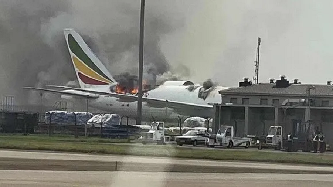 一架埃塞俄比亚航空777货机在上海浦东机场起火