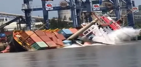 胡志明港口一集装箱船倾覆