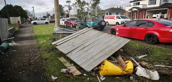 新西兰奥克兰港遭龙卷风袭击